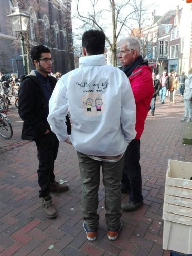 044-Stichting-Fatih uitdelen-rozen-Haarlemmerstraat-2016