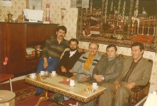 1980-thuis-van-M.Ursan-vlnr-M.Ursan-Faruk-Ozen-Kemal-Birinciler-Kamil-Akyar-Mehmet-Azan