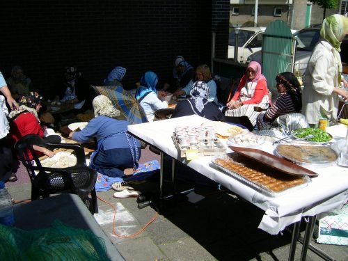 2008-vrijwilligers-Turkse-moskee-kermis-scaled