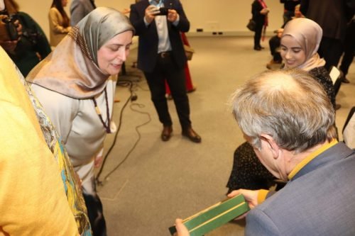 20220315-vlnr-Emine-Guney-burgemeester-H.-Lenferink-Esra-Karaman-scaled