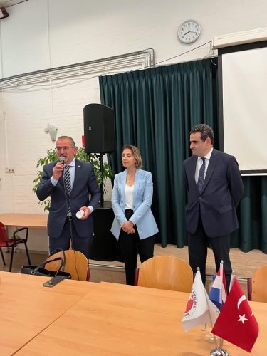 20230629-TOVER-vlnr-Durmus-Dogan-consul-generaal-Sevgi-Kisacik-ambassadeur-Selcuk-Unal-einde-rotated