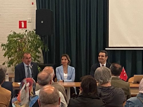 20230629-TOVER-vlnr-Durmus-Dogan-consul-generaal-Sevgi-Kisacik-ambassadeur-Selcuk-Unal-publiek