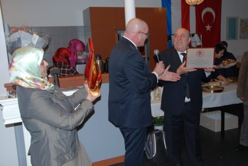 250-opening-ontmoet-centrum-vlnr-Emine-Guney-Aart-van-Bochove-Hasan-Guney-scaled