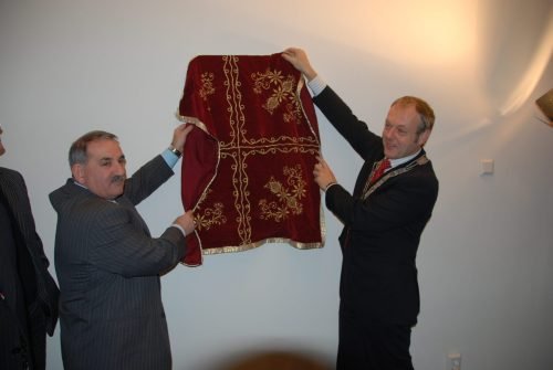 255-Onthulling-naam-Ontmoeting-centrum-door-burgemeester-Henri-Lenferink-Zekeriya-Acikalin-scaled