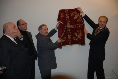 256-Onthulling-naam-Ontmoeting-centrum-door-burgemeester-Henri-Lenferink-Zekeriya-Acikalin-scaled