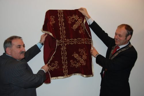 257-Onthulling-naam-Ontmoeting-centrum-door-burgemeester-Henri-Lenferink-Zekeriya-Acikalin-scaled