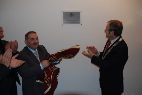 264-Onthulling-naam-Ontmoeting-centrum-bewonderd-door-burgemeester-Henri-Lenferink-Zekeriya-Acikalin-scaled